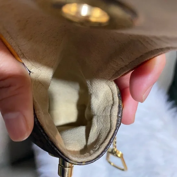 LV authentic Limited Key pouch in monogram - Picture 13 of 16